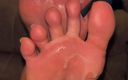footivities: Une vierge infidèle se fait humilier les pieds