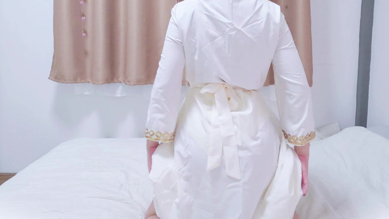 LittleMuslim: Awek Bertudung Malaysia Mengusik Dengan Abaya Putih Menunjuk-nunjuk Pantatnya
