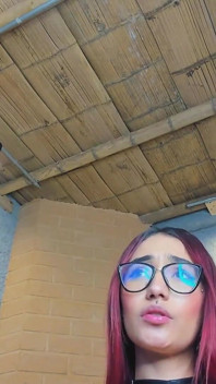 Chia Con Cabello De Color Baila Sexy Antes De Masturbarse En Camara