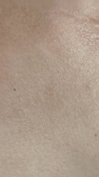 Indische sexy vrouw die zwarte beha draagt en klaarkomt in de mond