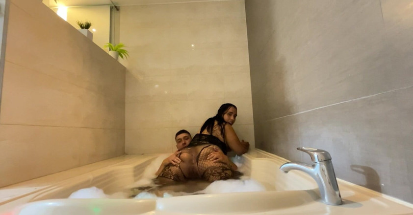 Monozion: 정장 입은 큰 엉덩이가 연인을 직접 만든 욕조에 앉아 있어요