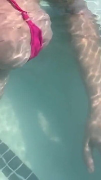 Artemisia Love sexy și excitată Underwater arătându-și țâțele mari într-un super bikini micro și puteți vedea aureolele ei ...