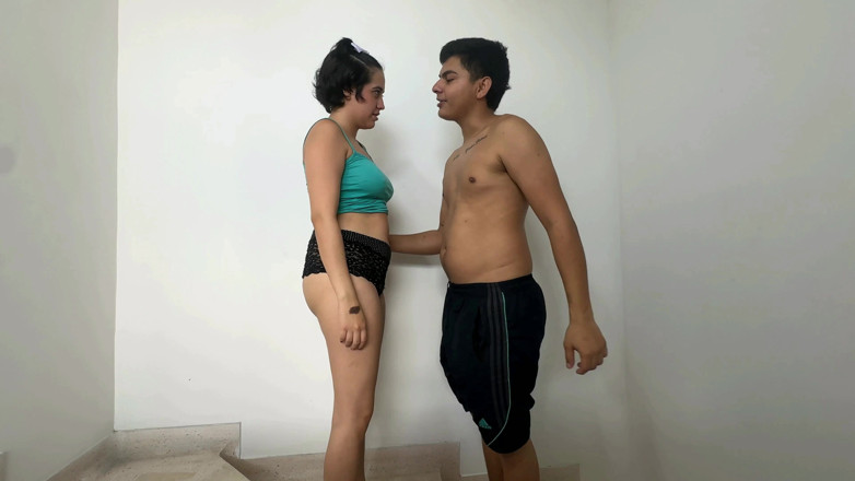 ManuelaAlvarez: main laaparvaahi se sidhiyon par apni seksi sing vaali sauteli...