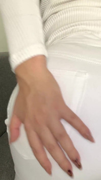 Biała Jean Pierdło na kanapie niszczy