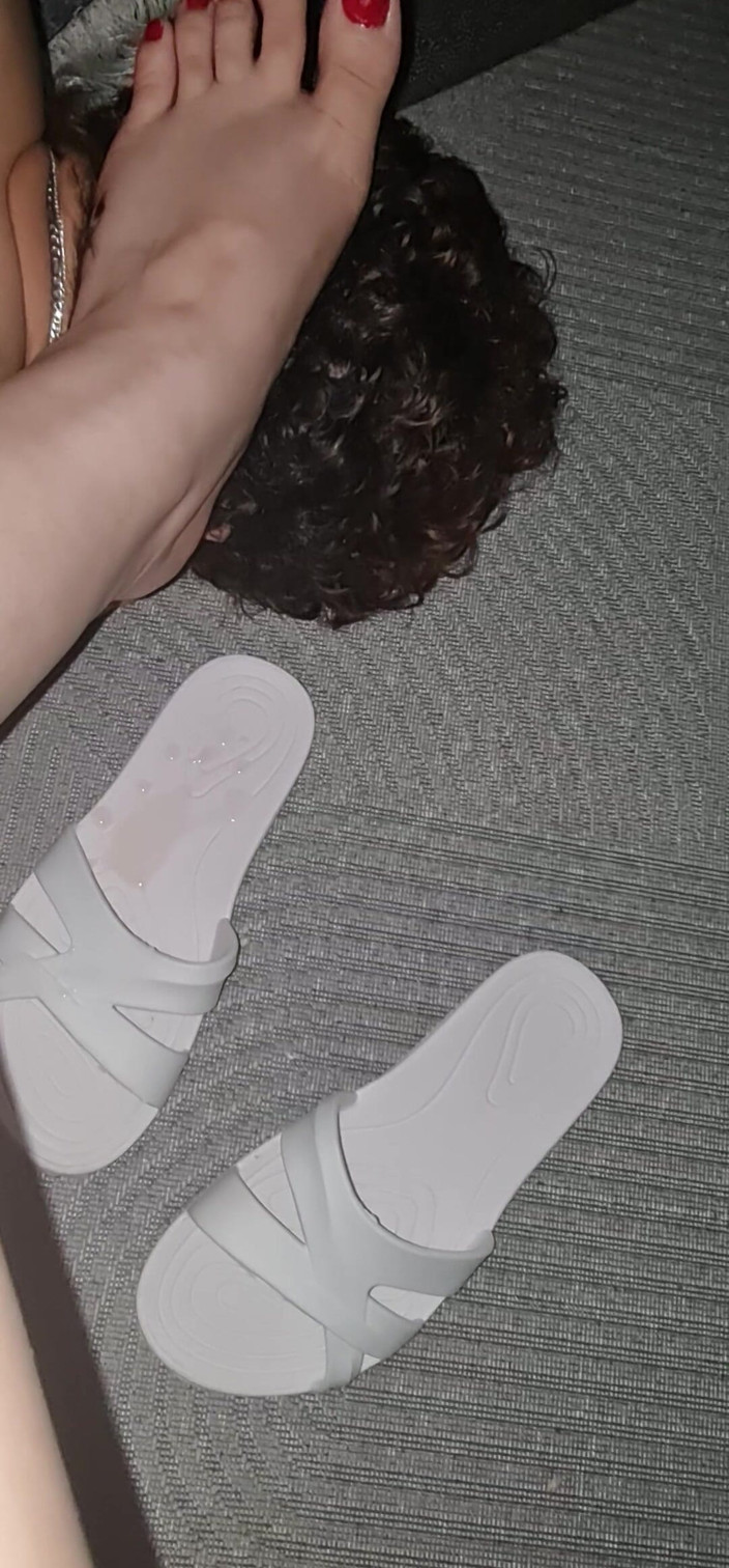 ronza: Mon esclave cocu éjacule sur ma pantoufle