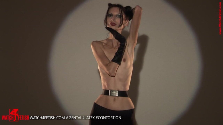 Giant Fem: Sexy Nude Shots in the Studio
