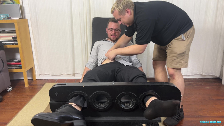 Ticklish Chubs: 仕事中に捕まったクダブス