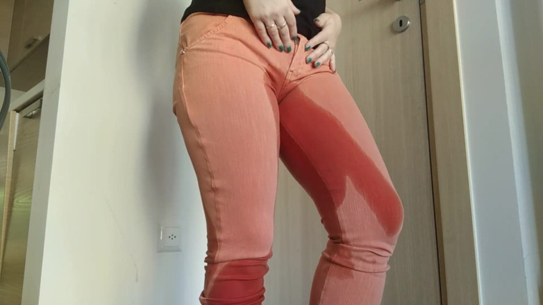 RavenBigAss: Locked out of the bathroom, desperate Raven is pissed into...