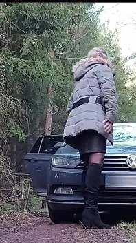 Orta yaşlı seksi kadın halka açık otoyolun yakınında dışarıda hızlı sikişiyor içine boşalıyor ve işiyor