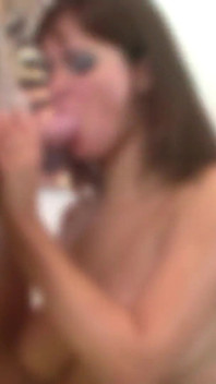 Молодую симпатичную тинку с большими сиськами только что жестко трахнули после кастинга