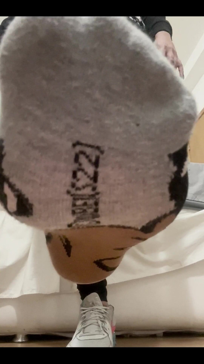 KiffaFeet: 昨日履いていた汗ばみで超臭いスニーカーを脱いで、あなたのためだけに