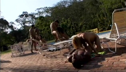 Group Bang: Splendida latina si fa inculare ad una festa in piscina