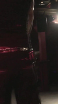 Suspendierte MILF in erotischer bondage: intensive BDSM Aufhängen und nervenkitzel