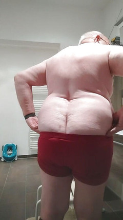 Karlchengeil: Svlékání, Ukazování zadku a Honění na toaletě