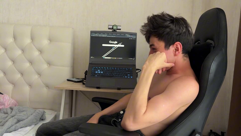 Ethan Lestray: Il a interrompu mon travail pour lui demander une bite -...