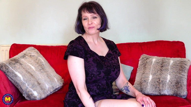 Mature NL: MILF matang bertetek besar menggesel pepeknya dengan keras sehingga dia...