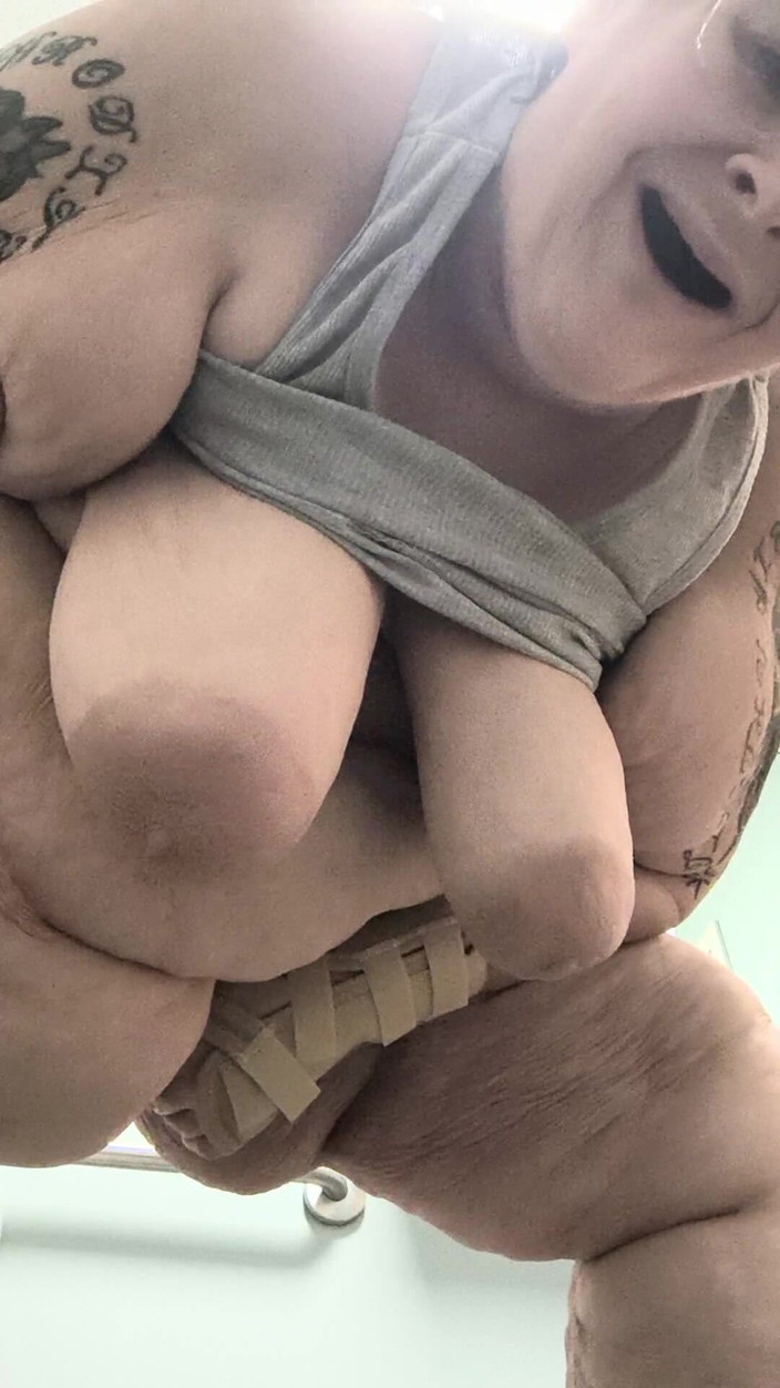 HerculesnVENUS: Figa pelosa arrapata in piedi sul pavimento sborra all'atterraggio