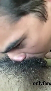Ho spompinato il migliore amico del fratellastro a casa sua