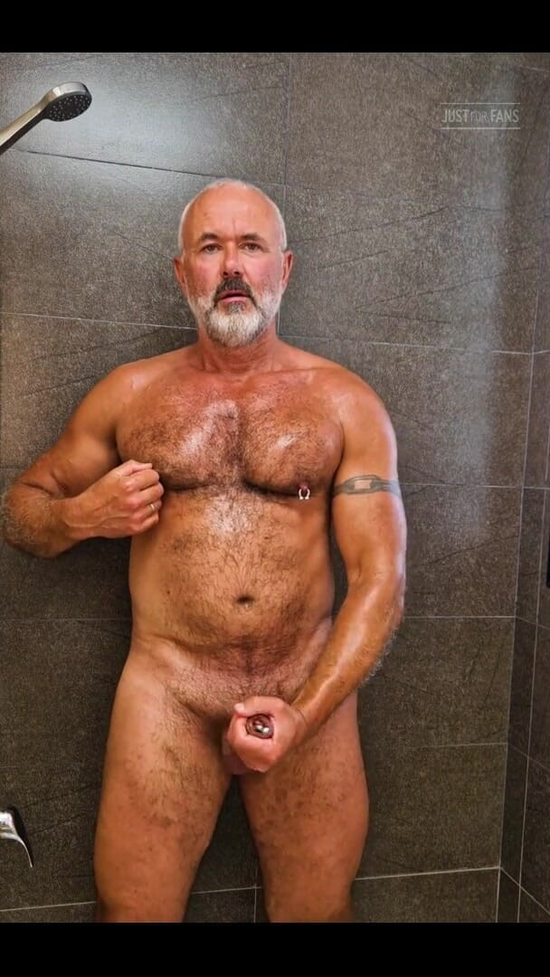 Mike Gross: Ours sous la douche