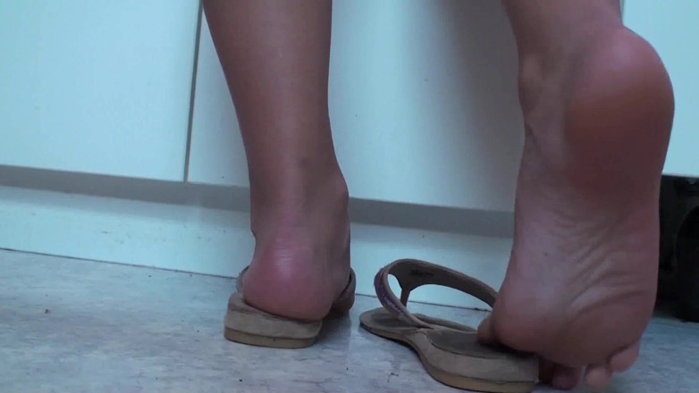 Foot Girls: Lins și venerare a tălpilor și șlapilor ei
