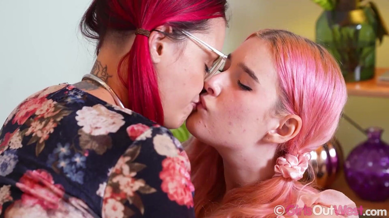 Girls Out West: Cewek semok rambut pink dengan kaus kaki jenjang lagi asik...
