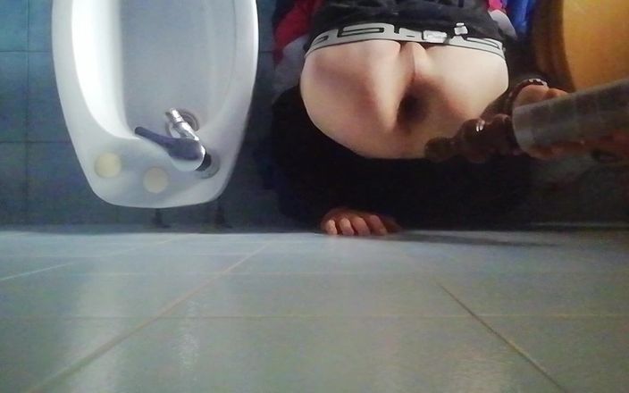 Culopeke: Chico le ató las piernas y abre su culo apretado