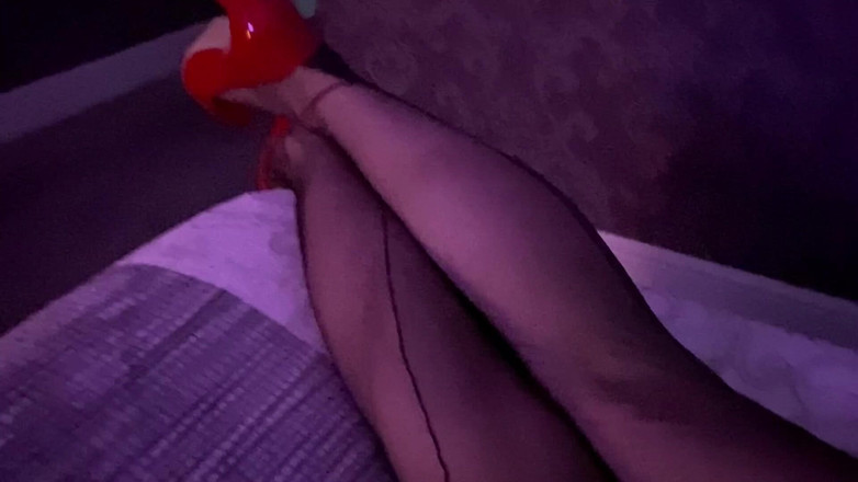 Slowly Tease: #34 klassieke zwarte nylon en rode vintage riem