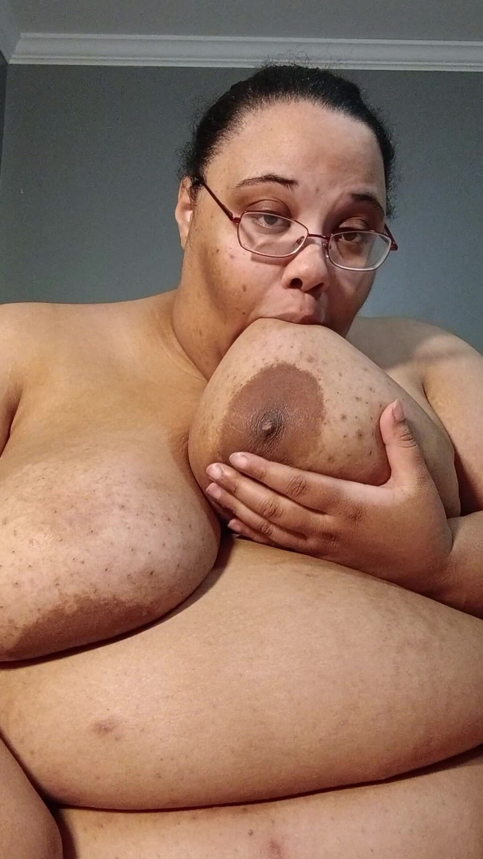 Jessica pigslut: Lízání bradavek a hraní s mojí tlustou šťavnatou kundičkou!