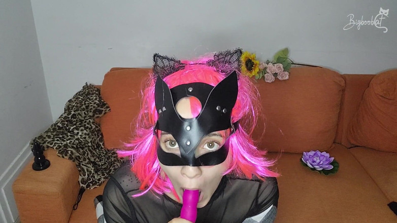 BigBoobCat: Toket besar alamiku berdenyut! Aku muasin memekku pakai masker, aku...