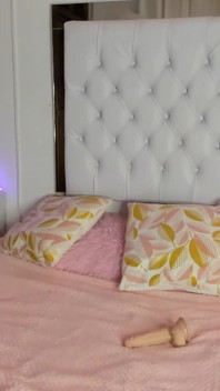 Petite Latina Se Masturba Em Seu Quarto, Mas Quer Ser Fodida Por Um Fã P1