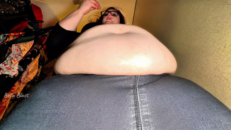 BellaBlast: Grande pancia gigantessa ringhi pancia, occhi affamati, un morso di...