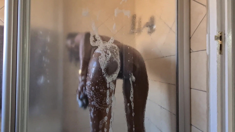 domslutfucker: Curvă indiancă desi care face un duș sexy cu săpun