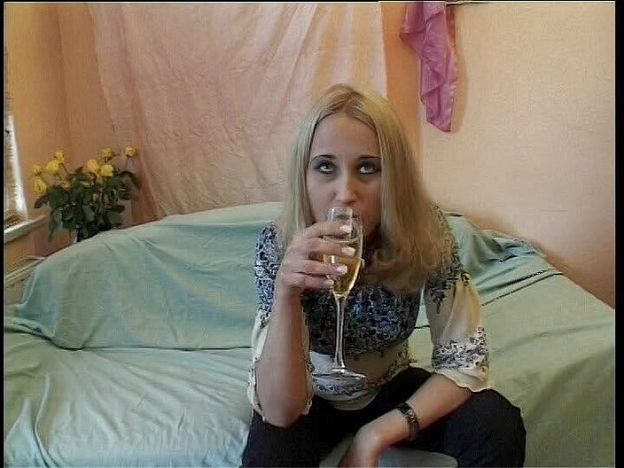 German Teen Hookers: Melanie de Hambourg montre sa jolie chatte