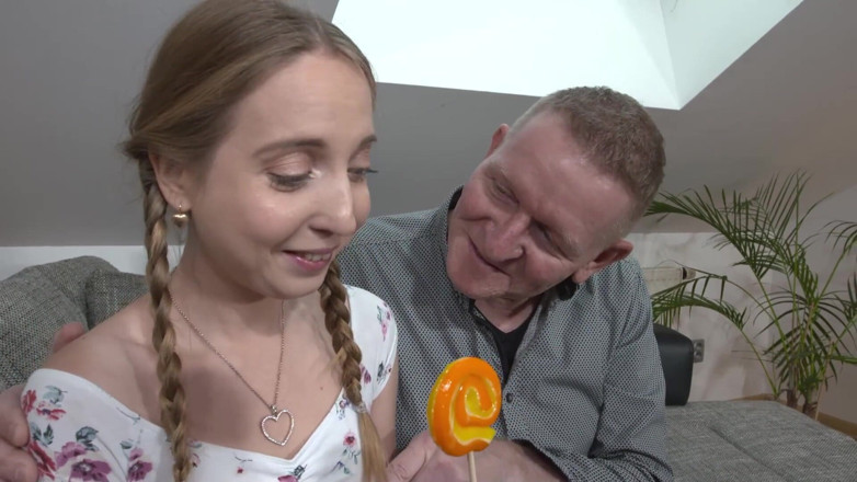 Teen clips and best blowjobs: Söt tonåring får sin kåta fitta och rövhål knullad av...