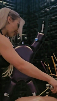 Sheela Sinner com cócegas longas unhas oleadas corpo chave de fenda metal garra estrita bondage no rack parte 1
