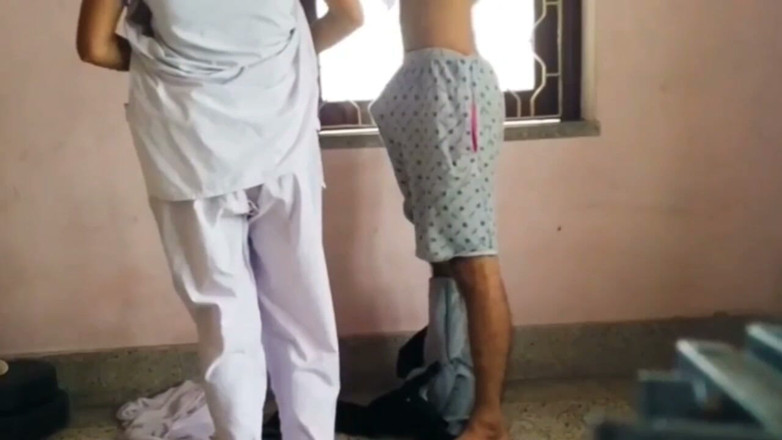 East indian group: bhaartiy kolej garl vaayaral vidiyo boyaphrend dvara rikord kiya gaya