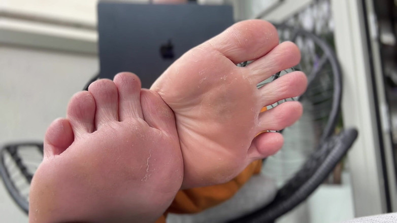 Miss Valentina: Поклоніння ногам дурня