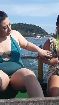 Exhibitionismus auf dem Boot in der Öffentlichkeit mit Paty Butt und ihrer stiefcousin Agatha Ludovino