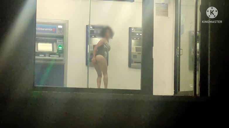 Traviezisha: Maricas em vestido sacanagem masturbando sua bunda em caixa eletrônico...