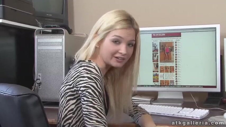 ATKIngdom Fans: Pequeña rubia masturbándose