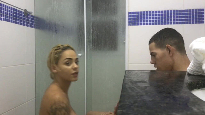 VictorHugo: Tomando banho com prostituta gostosa