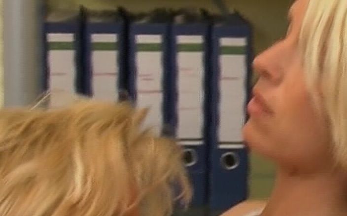 Deutsche Camgirls: Bionde tedesche arrapate che hanno il miglior azione lesbo di...