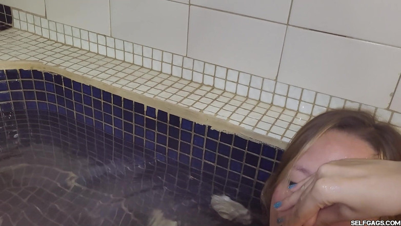 Selfgags Latina Bondage: フェティッシュへのチェックイン - パート2:浴槽の中の手によってコントロールされる