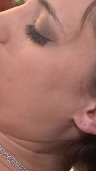 Temanku yang nakal ngentot aku dengan lembut di rumah