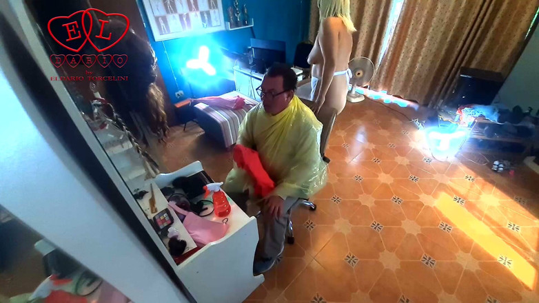 Strange stepfamily: ¡Broma! Barber mujer desnudarse en su barbería nudista El cliente...