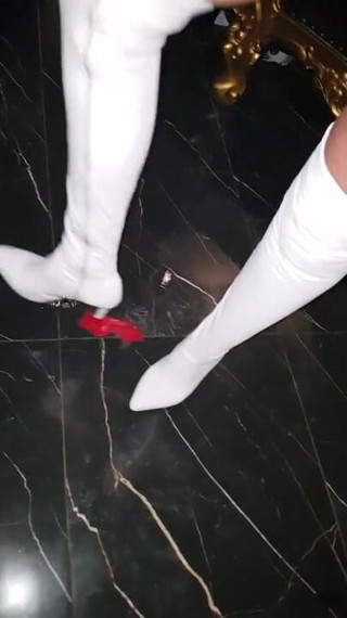 Katya FWorld: Katia White boot červený mini auto rozdrcena