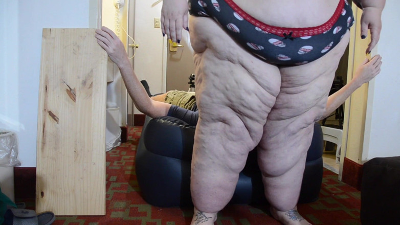 Full Weight Productions: Bobbi Jo &amp; Savannah tappar runt på madrassen