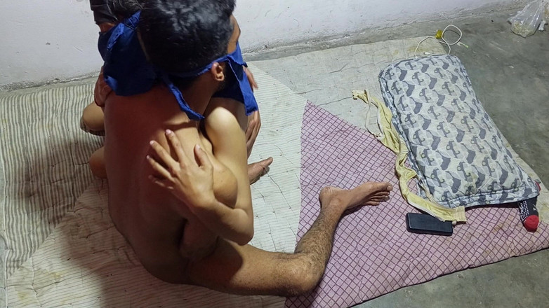 Ashfaq Ahmed: Sexy a sestřička Yasmine Khan podvádí svůj stres se svým...