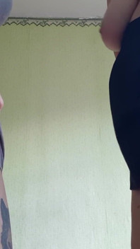 O fată slabă studentă se masturbează cu profesoara matură sexy