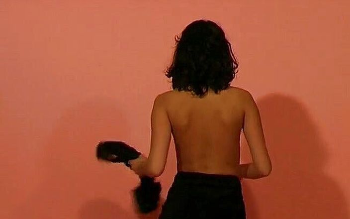 Flash Model Amateurs: छोटे स्तनों और काले बाल वाली नाच रही है